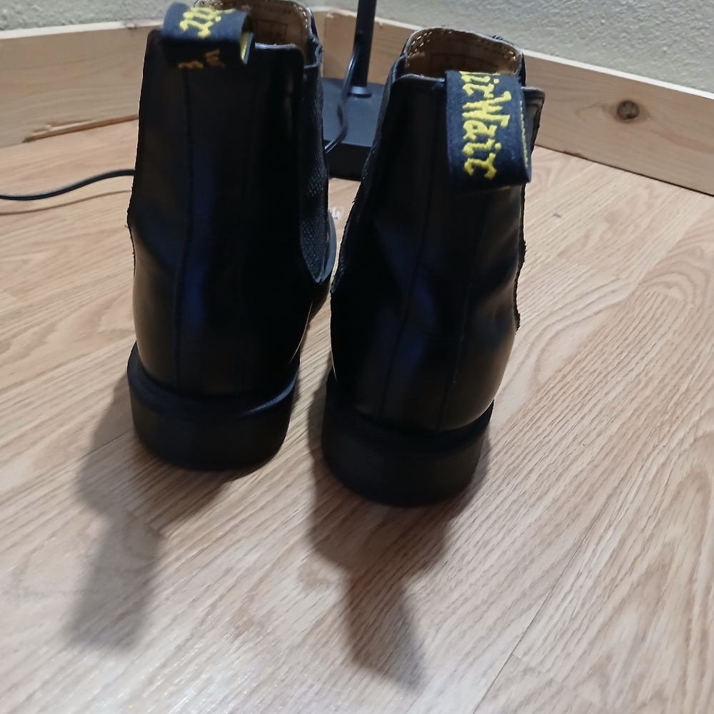Doc Marten 2976 Smooth Leather Chelsea Boots - Picture 4 of 9